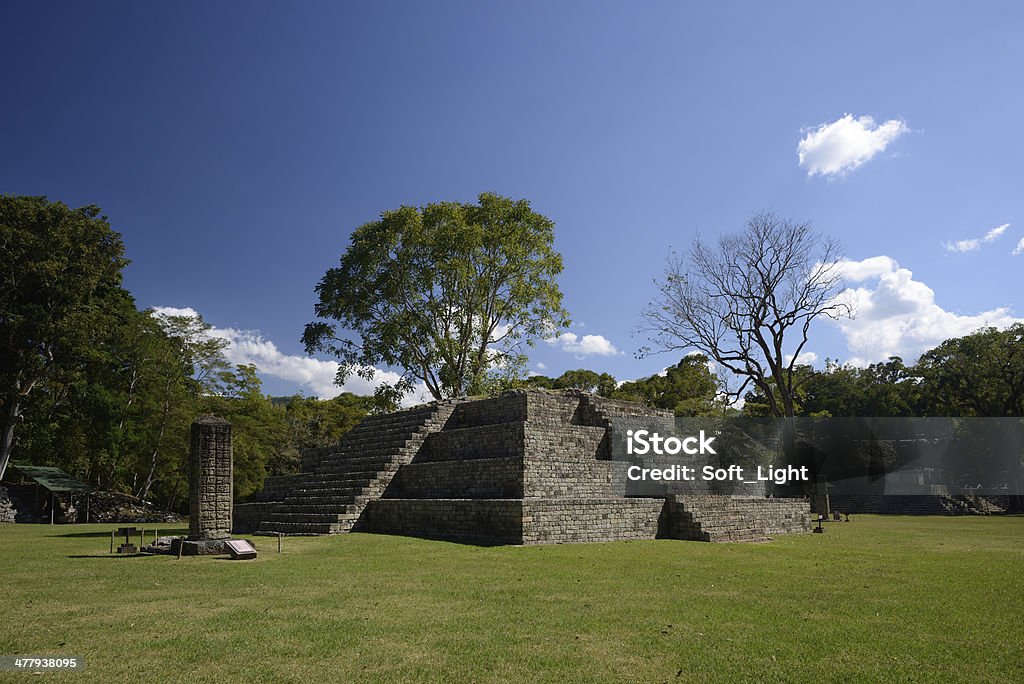 Pirâmide e Stella na antiga cidade maia de Ruínas de Copan. Honduras - Royalty-free Honduras Foto de stock