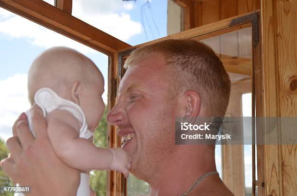 Adulto Homem E Jovem Bebé - Fotografias de stock e mais imagens de 0-11 Meses - 0-11 Meses, 25-29 Anos, Abraçar