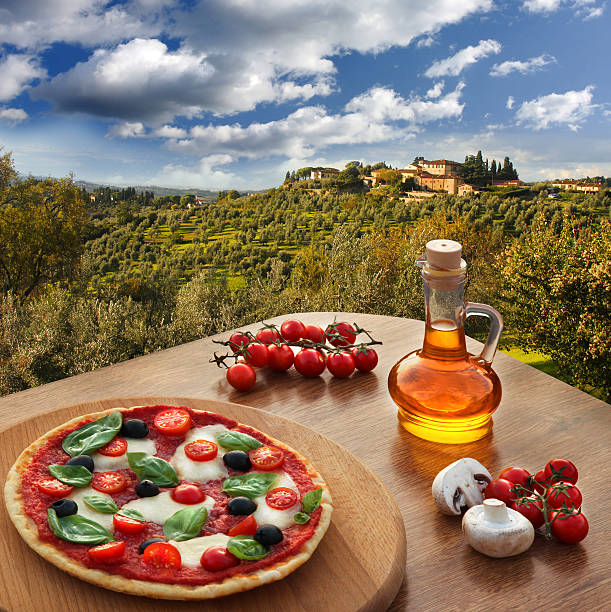 paisaje de viñedos de la pizza italiana en italia contra - tuscany florence italy chianti region italy fotografías e imágenes de stock