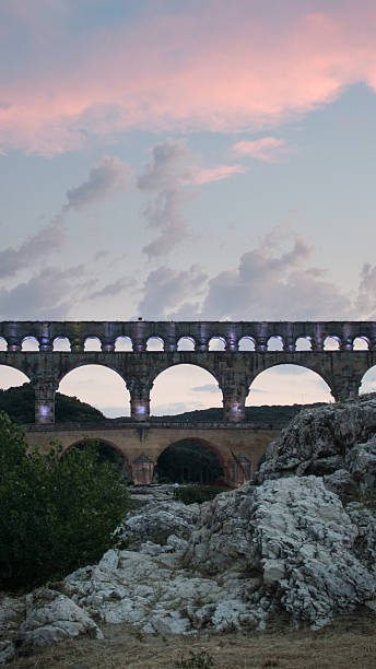 ponte gard au coucher de soleil - aqueduct roman ancient rome pont du gard - fotografias e filmes do acervo