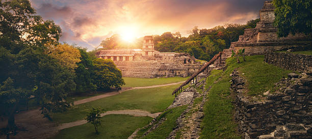 панорамный вид из пирамиды надписи и дворец обсерватория. мексика - mayan pyramids стоковые фото и изображения