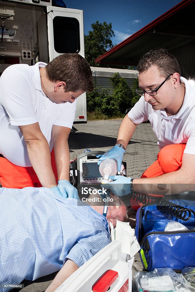 Paramedics CPR equipos médicos de emergencia de primeros auxilios - Foto de stock de 2015 libre de derechos