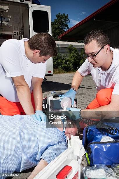 Paramedics Cpr Equipos Médicos De Emergencia De Primeros Auxilios Foto de stock y más banco de imágenes de 2015