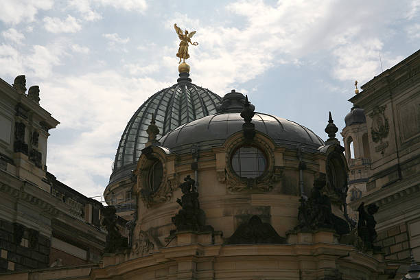 терраса брюля и купол academy в д�рездене - goldengel стоковые фото и изображения