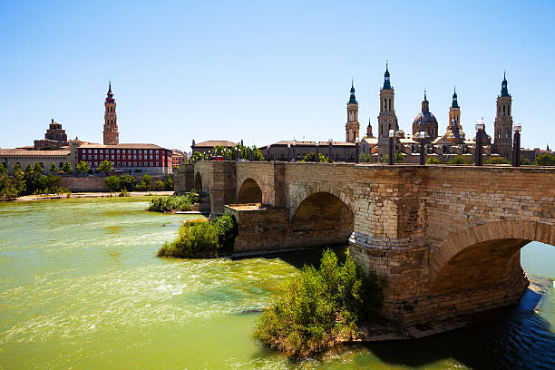 vista del río ebro. stone bridge y la catedral - saint augustine cathedral fotografías e imágenes de stock