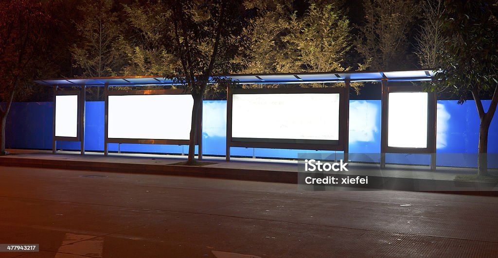 야간 버스 station - 로열티 프리 0명 스톡 사진