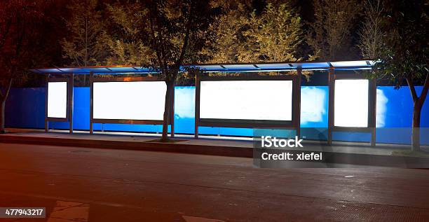 Noc Dworzec Autobusowy - zdjęcia stockowe i więcej obrazów Autobus - Autobus, Bez ludzi, Billboard