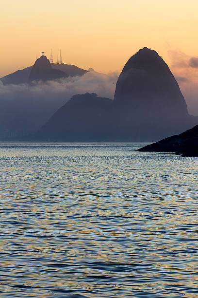 cukier bochenek góra góry corcovado o zmroku i - brazil silhouette sunset guanabara bay zdjęcia i obrazy z banku zdjęć