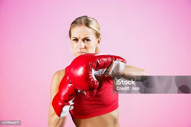 Hembra Boxeador Foto de stock y más banco de imágenes de Guante de Boxeo - Guante de Boxeo, Mirando a la cámara, Mujeres