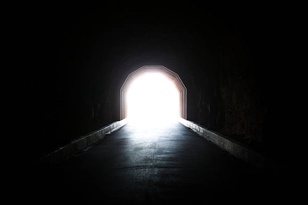 luce alla fine del tunnel - luce alla fine del tunnel foto e immagini stock
