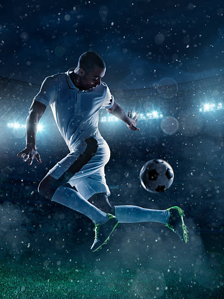 piłka nożna gracz przeciwdziałanie piłka na stadion - soccer shoe soccer player kicking soccer field zdjęcia i obrazy z banku zdjęć