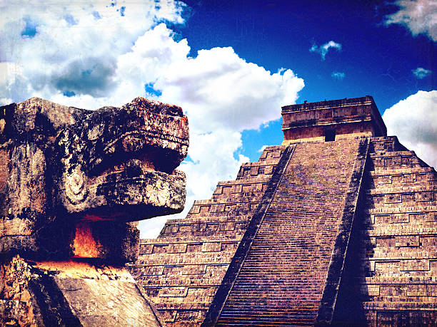 maya pyramide chichen-itza mit heiligen snake. retro-stil - chichen itza snake stock-fotos und bilder