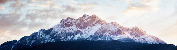 monte pilatus panorama al tramonto lucerna svizzera colori pastello - pilatus foto e immagini stock