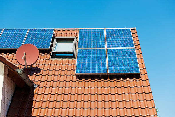 panel solar en alemán en contra el cielo azul en el último piso - fuel cell solar panel solar power station control panel fotografías e imágenes de stock