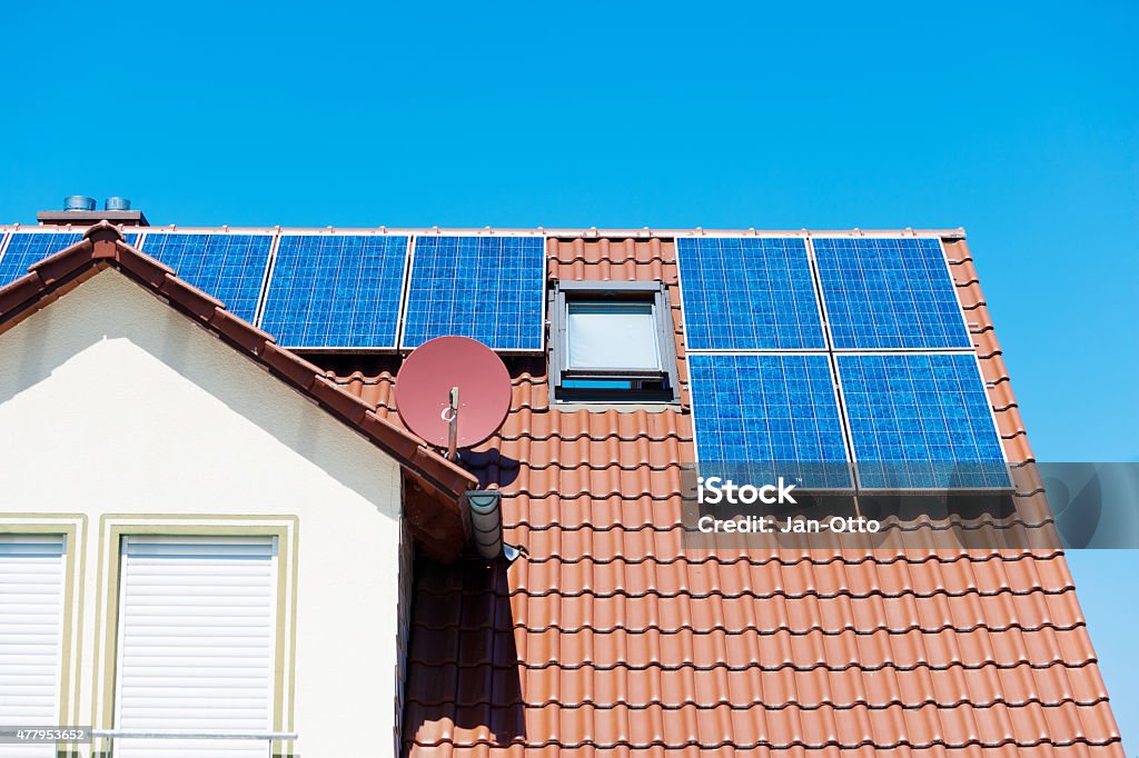 Sonnenkollektor auf Deutsch Dach gegen blauen Himmel - Lizenzfrei Solarkraftwerk Stock-Foto