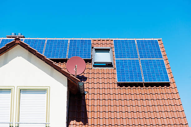 pannello solare sul tetto tedesco contro chiaro cielo blu - fuel cell solar panel solar power station control panel foto e immagini stock