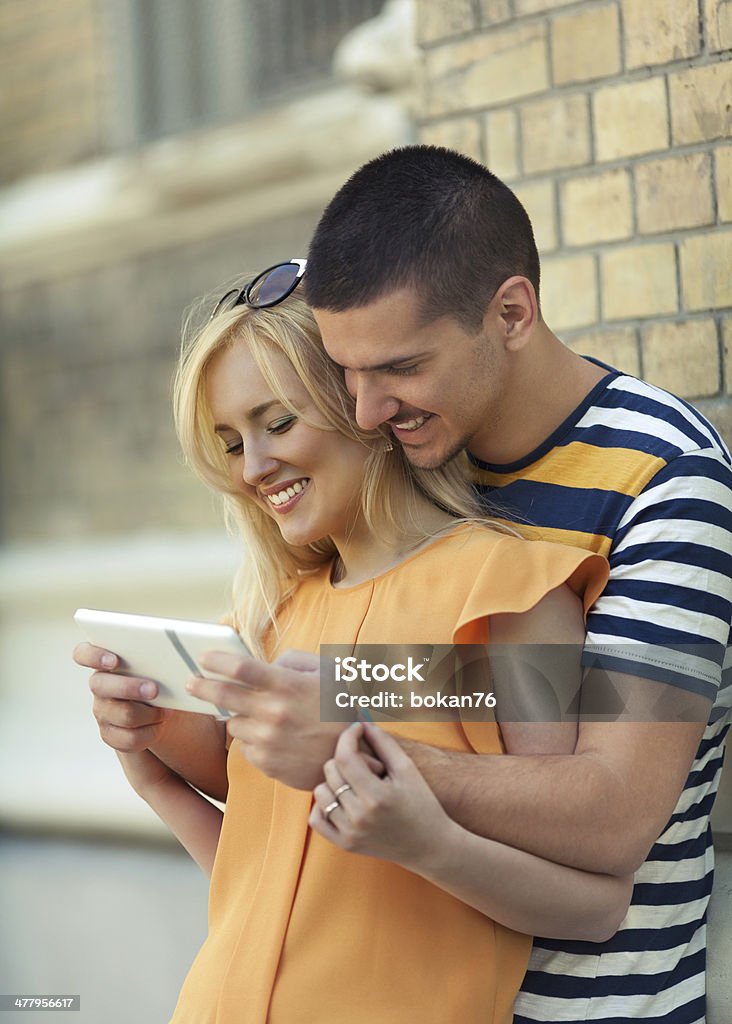 Молодая пара с помощью цифровой планшет - Стоковые фото 20-29 лет роялти-фри