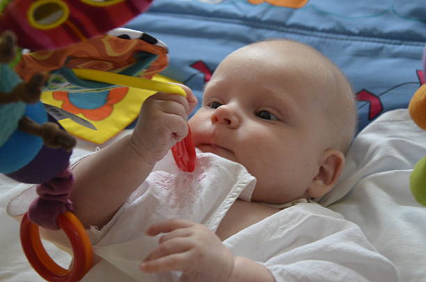 Bebê com brinquedos toca - foto de acervo