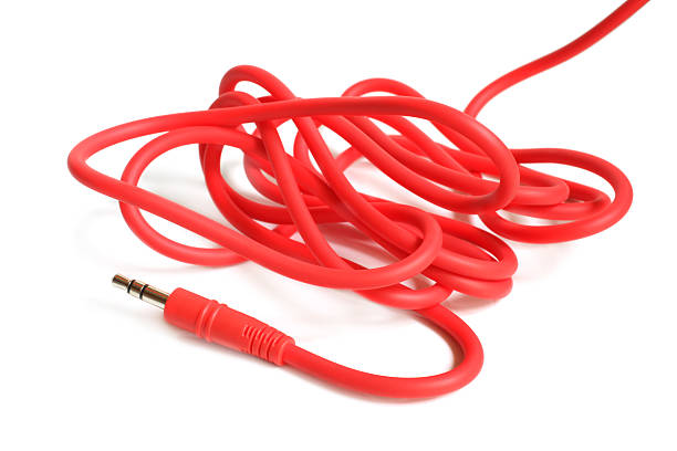 красный аудио кабель, разъем 3,5 мм - minijack стоковые фото и изображения