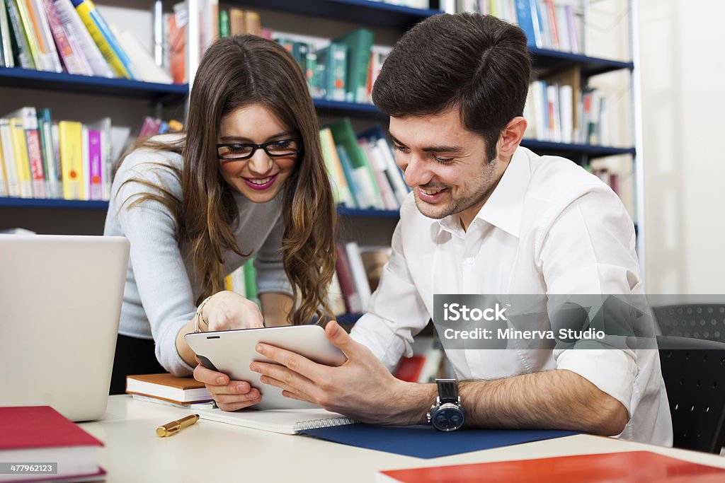 Alunos usando um tablet digital - Foto de stock de Adolescente royalty-free