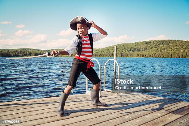 Africanamerican Kind Angezogen Wie Piraten Auf See Stockfoto und mehr Bilder von Jungen