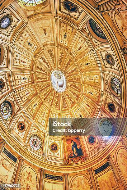 Foto de Dome Pintura Vitrais A Catedral De Sevilha Espanha e mais fotos de stock de Andaluzia
