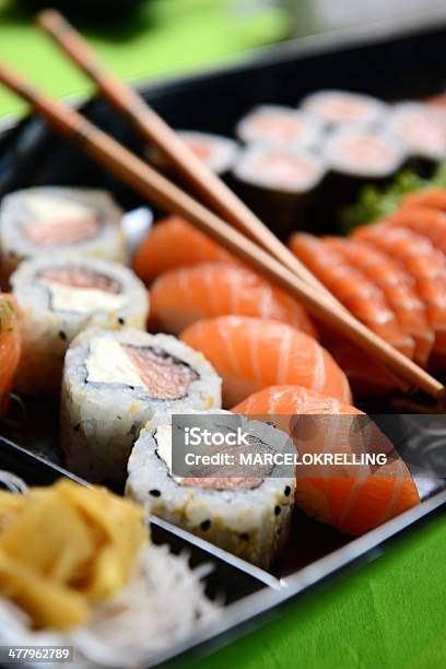 Photo libre de droit de Cuisine Japonaise Sushis Et Sashimis banque d'images et plus d'images libres de droit de Aliment cru - Aliment cru, Cuisine japonaise, Culture japonaise