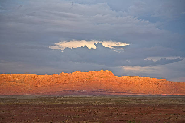 Scenic mountain range echo cliff in golden light Scenic mountain range echo cliff in golden light and formation of clouds like a head sunset cloudscape cloud arizona stock pictures, royalty-free photos & images