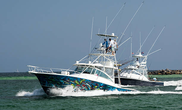 barcos de pesca recreativa ao longo da costa do golfo - yacht florida yachting nautical vessel - fotografias e filmes do acervo