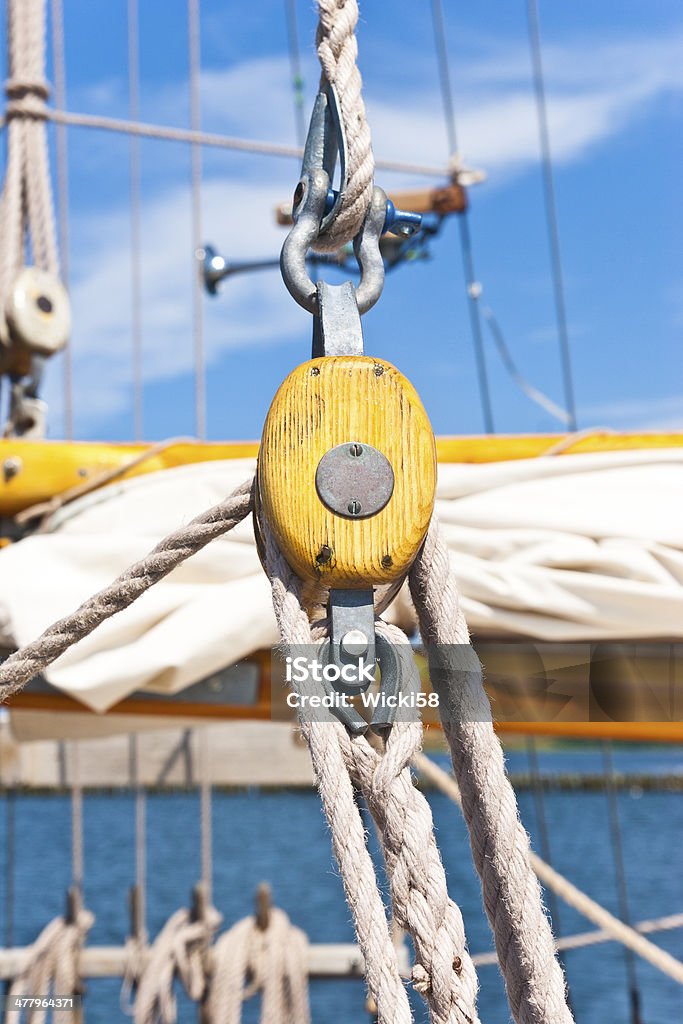 Flaschenzug und Seil auf Segelboot - Lizenzfrei Alt Stock-Foto