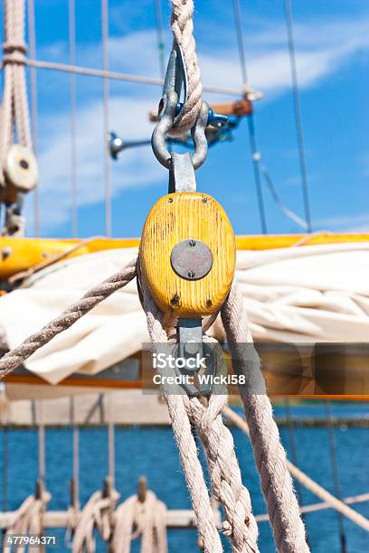 Flaschenzug Und Seil Auf Segelboot Stockfoto und mehr Bilder von Alt - Alt, Altertümlich, Ankertau