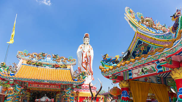 dragão chinês na cobertura e guanyin com céu azul - stone statue animal imitation asia - fotografias e filmes do acervo