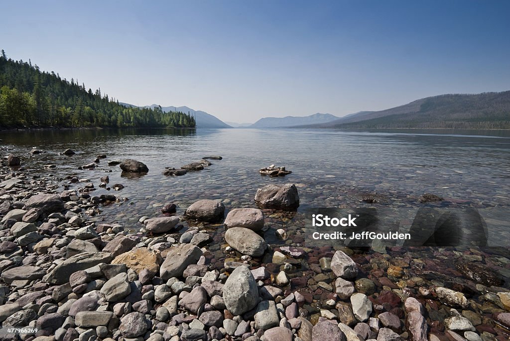 Żwirowa Plaża w Lake McDonald - Zbiór zdjęć royalty-free (Ameryka Północna)