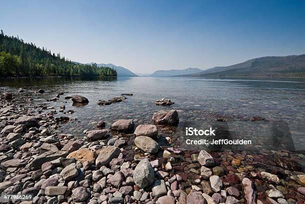 Żwirowa Plaża W Lake Mcdonald - zdjęcia stockowe i więcej obrazów Ameryka Północna - Ameryka Północna, Bez ludzi, Cud natury