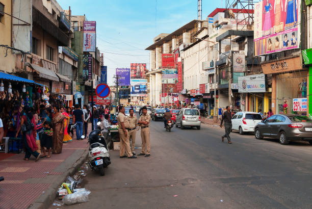 rua comercial de bangalore - bangalore india business building exterior - fotografias e filmes do acervo