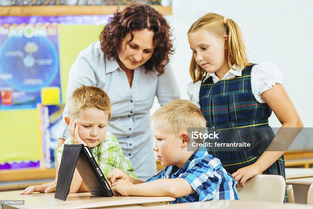 Tablet PC a scuola divertimento - Foto stock royalty-free di 14-15 anni