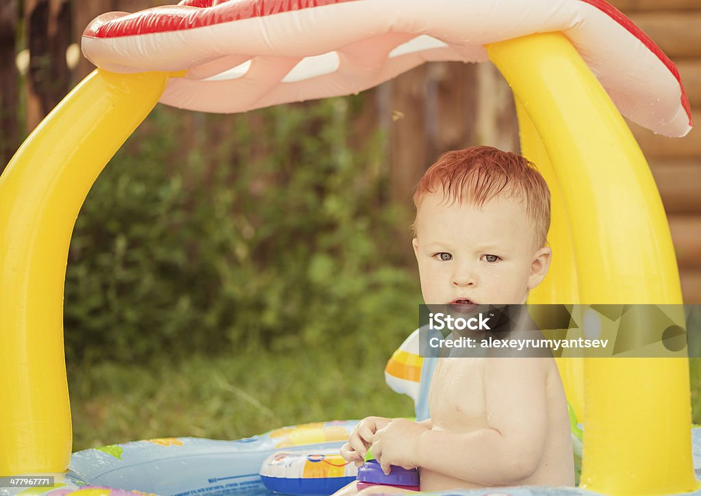 Niño con fregadero - Foto de stock de Agua libre de derechos