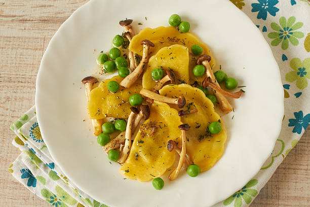 素朴な腕前 - edible mushroom mushroom ravioli basil ストックフォトと画像