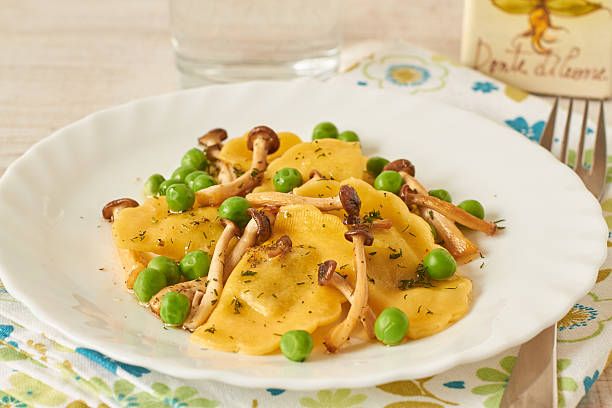 素朴な腕前 - edible mushroom mushroom ravioli basil ストックフォトと画像