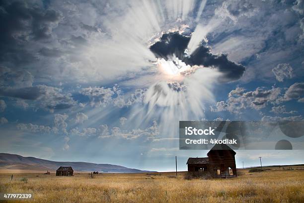 Abandonada Casa - Fotografias de stock e mais imagens de Abandonado - Abandonado, Ao Ar Livre, Azul