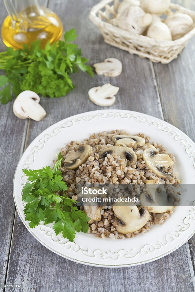 Buchweizen Haferbrei mit Pilzen - Lizenzfrei Buchweizen Stock-Foto