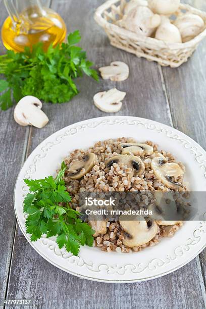 Foto de Mingau De Trigo Sarraceno Com Cogumelos e mais fotos de stock de Alimentação Saudável - Alimentação Saudável, Batata Frita - Lanche, Batatas Prontas