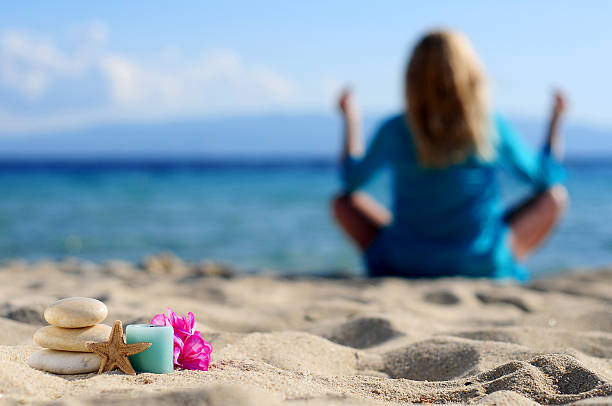 la meditación en la playa - motivation rock flower single flower fotografías e imágenes de stock