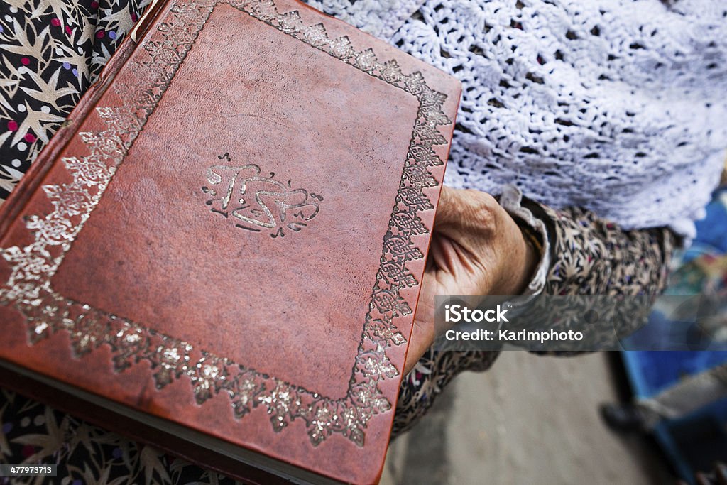 Old Quran en la computadora de una dama - Foto de stock de Adulto libre de derechos