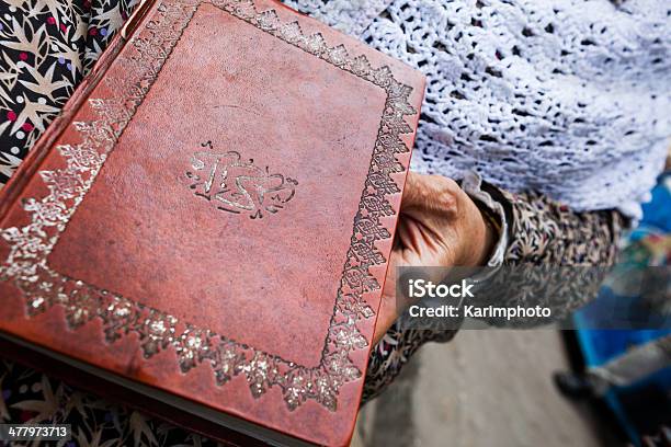 Old Quran En La Computadora De Una Dama Foto de stock y más banco de imágenes de Adulto - Adulto, Agarrar, Arabesco - Estilo