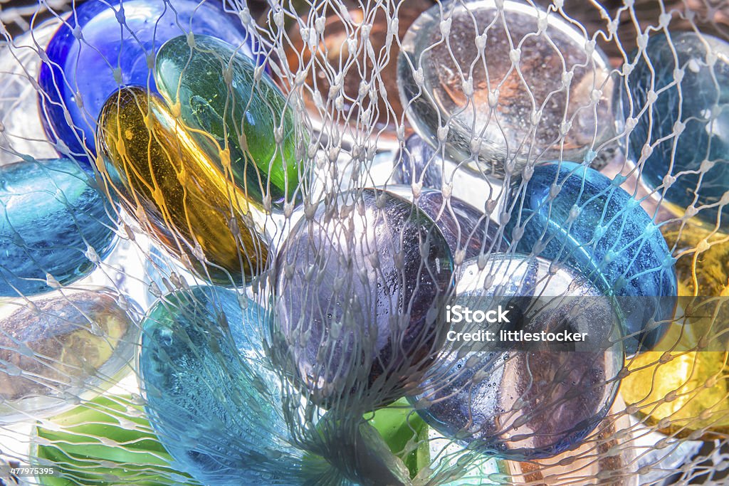 Perline in vetro colorato in rete - Foto stock royalty-free di Accessorio personale