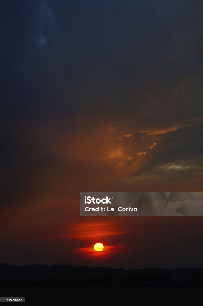 Темное небо с ярким солнцем - Стоковые фото Блестящий роялти-фри