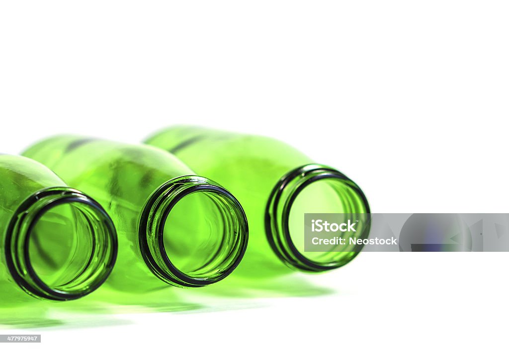 Tre bottiglie in verde sfondo bianco, concentrati sul centro bottiglia - Foto stock royalty-free di Acqua