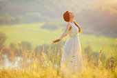 braut-in-der-natur.jpg?b=1&s=170x170&k=20&c=ek1YTPxGUMuiCzHDdSmrfeEBdAm5Nd6Q7Kdz-9XnefA=