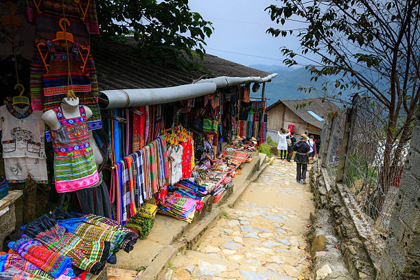 boutiques vendant des produits brocarts tissée de couleur hmong - parasol umbrella asian ethnicity asian culture photos et images de collection